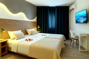 Vista general del dormitorio con zona de trabajo y aire acondicionado en Concept Rooms