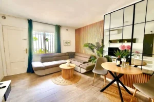 Vista general del apartamento con zona de estar, comedor y decoración moderna