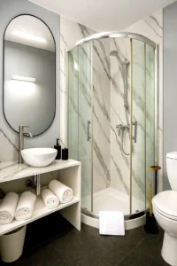 Detalle del baño privado con lavabo tipo bol, grifo moderno y ducha