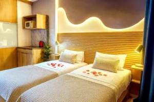 Camas preparadas con iluminación LED de ambiente en cabecero de madera