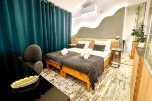 Dormitorio moderno con cortinas oscuras y diseño elegante en Concept Rooms