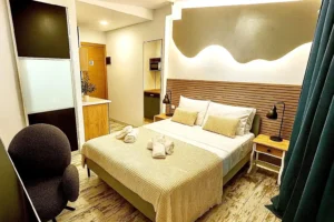 Vista general de la suite con iluminación cálida y acabados modernos