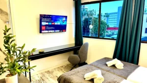 Zona de trabajo con escritorio, silla ergonómica y Smart TV en habitación de Tenerife