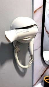 alt="Secador de pelo disponible en el baño"