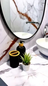 Detalle de dispensadores de jabón y espejo en el baño