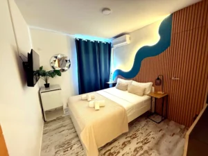 Interior moderno de habitación con cama y pared de madera en Concept Rooms