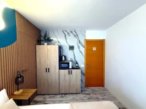 Zona de cocina compacta con microondas y nevera en apartamento de Tenerife