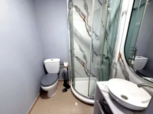 Baño moderno y limpio con ducha y azulejos en Concept Rooms Tenerife