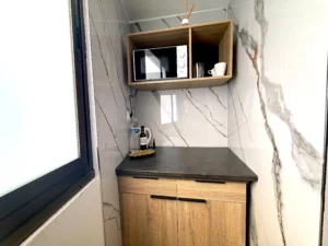 Mueble de cocina con microondas y hervidor de agua en alojamiento Concept Rooms