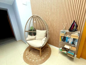 Espacio de lectura con sillón cómodo y estantería con libros
