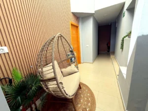 Pasillo y zonas comunes iluminadas con área de descanso