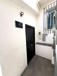 Entrada principal y pasillo de acceso a las habitaciones
