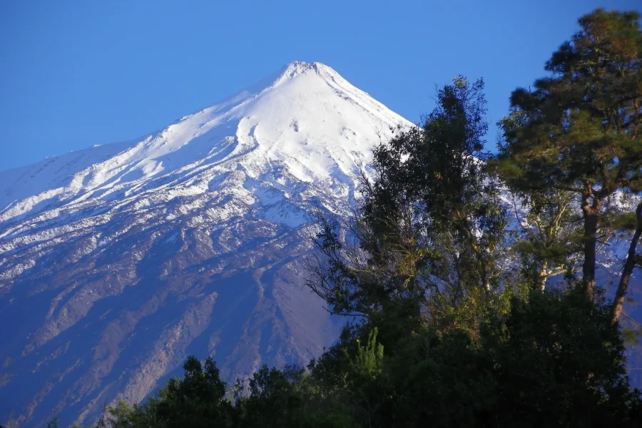 El imponente volcán Teide nevado en Tenerife, un destino para grupos